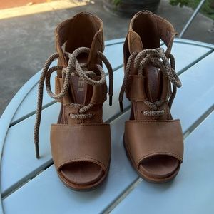 Sorel tan wedge sandal